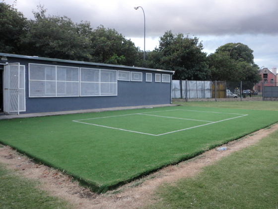 Junto al gimnasio (sobre Av. Sabín), hay un espacio de recreación: la cancha de fútbol-tenis.
