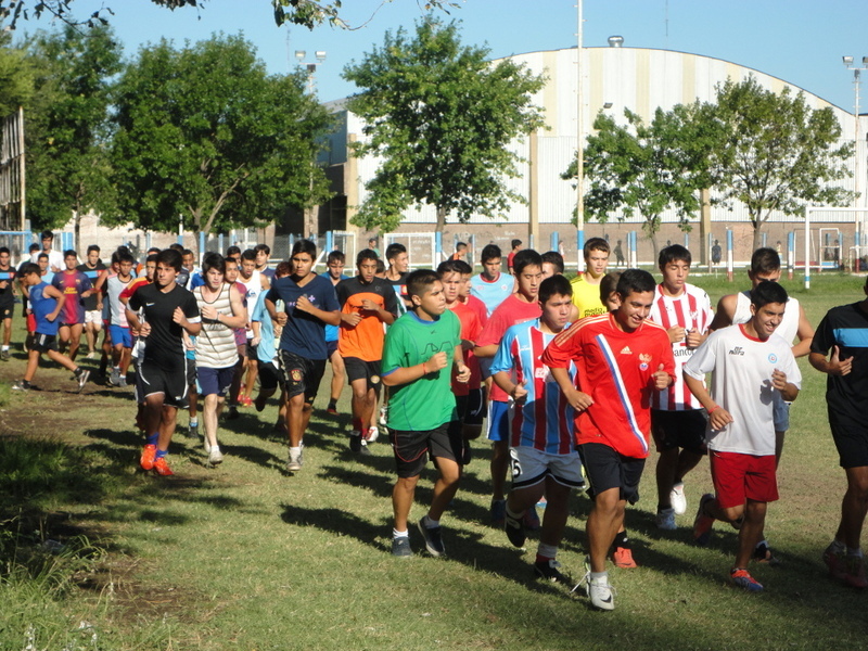 Los chicos de inferiores de Tiro Suizo, corren en busca de la mejor condición física.
