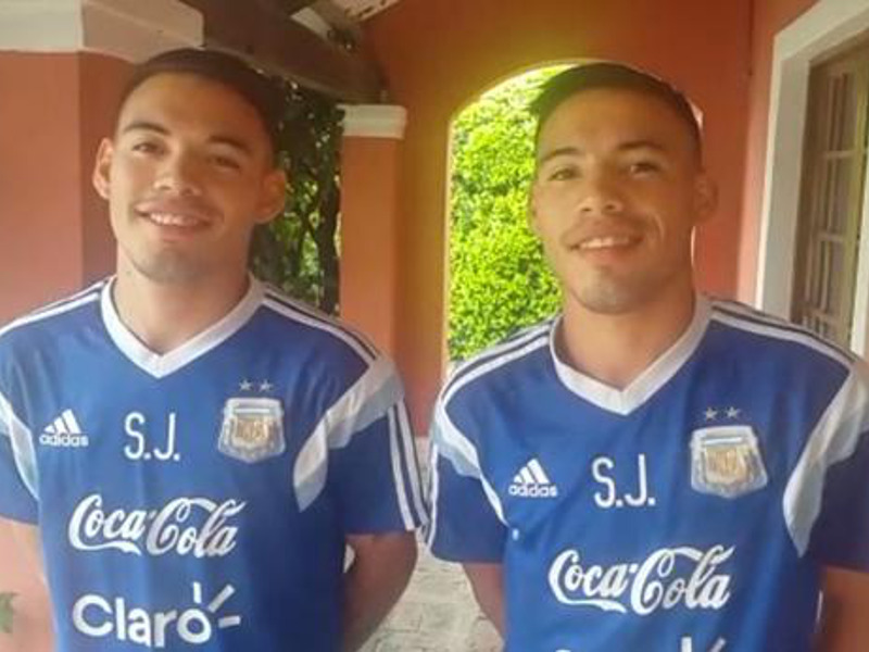 Caso inédito. Buscando en archivos y registros no ubicamos otros gemelos que lograran jugar juntos en la Selección. El caso de estos rosarinos puede que sea el primero en la historia.