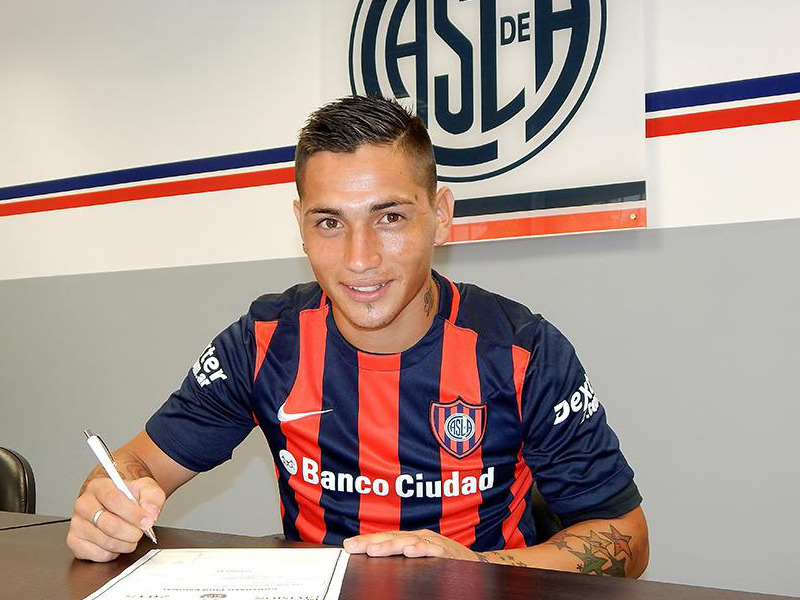 El Chimi firmando para el azulgrana, un sueño hecho realidad. Foto: Twitter San Lorenzo.