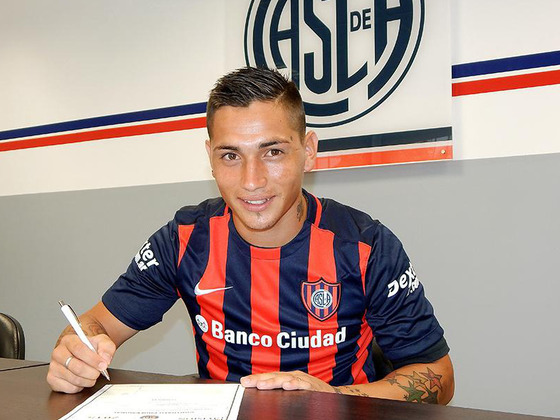 El Chimi firmando para el azulgrana, un sue&ntilde;o hecho realidad. Foto: Twitter San Lorenzo.