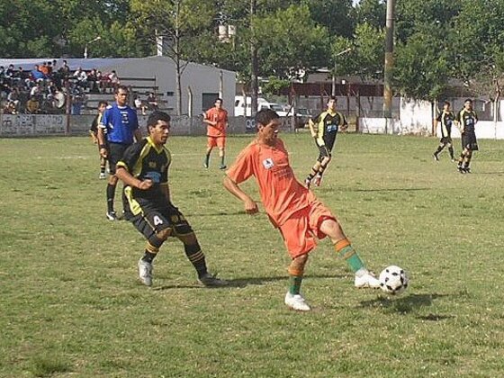 Jorge González recibe y descarga para atrás. Botafogo apeló mucho al pelotazo y atacó sin ideas claras.