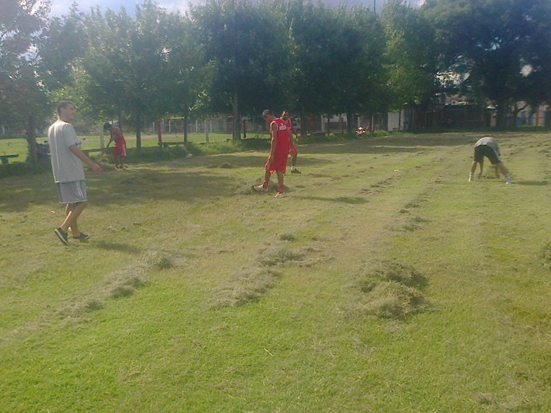 Los futbolistas de Arijón colaborando para mejorar el estado de su campo de juego.