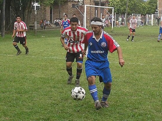 Edgardo Chávez Mansilla intenta darse vuelta ante la marca de Jonatan Bordón, otro que hizo un gran partido.