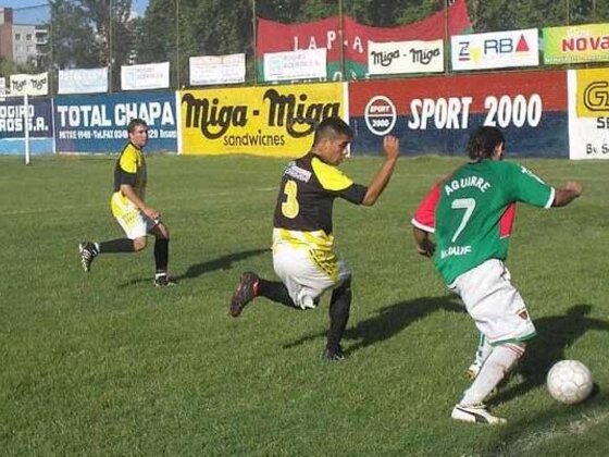 Carlos Piañovsky intenta desbordar a Oscar Amarillo. Fue durante los últimos minutos de la primera etapa.