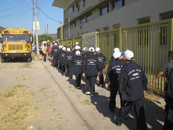 El momento en que los niños hacían su ingreso a la Escuela Rep. de Brasil, sede organizativa