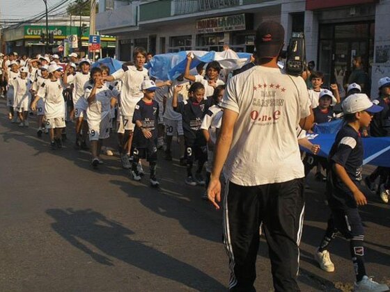 La delegación argentina pasa delante del escenario ubicado en la plaza principal de Melipilla