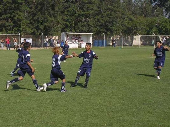 El festejadísimo gol de Derian Segovia. Mitre B rescató un punto gracia al "rubio".