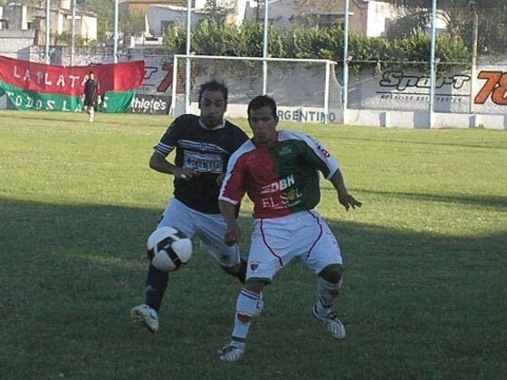De nuevo Gustavo Suárez, ahora cubriéndola ante Maxi Trejo. El rojiverde ganó un partido épico.