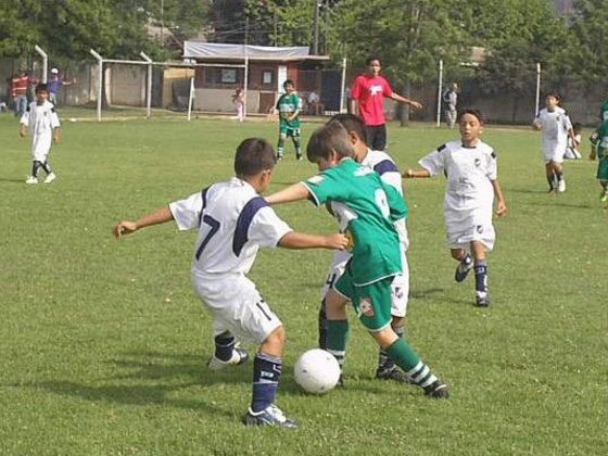 Entre Agustín y Ezequiel intentan robarle el balón a un jugador de Temuco. Fue muy parejo.