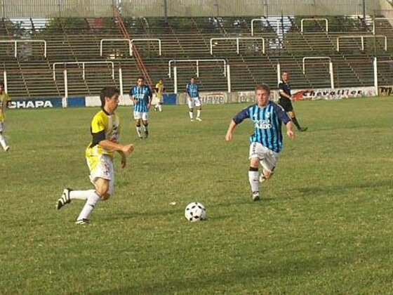 Leandro Ahumada y García van en busca del balón. En la primera etapa Pablo VI pudo golear.