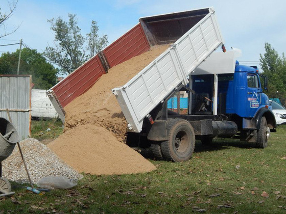 Una camionada que dejó arena, material imprescindible para los trabajos realizados.