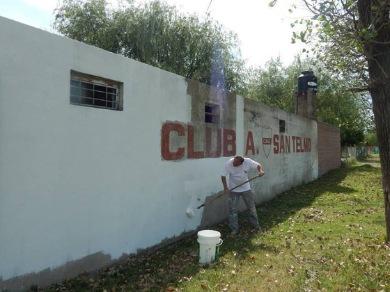 Así fue cambiando el paredón exterior del club. Impresionante sin dudas la mejora.