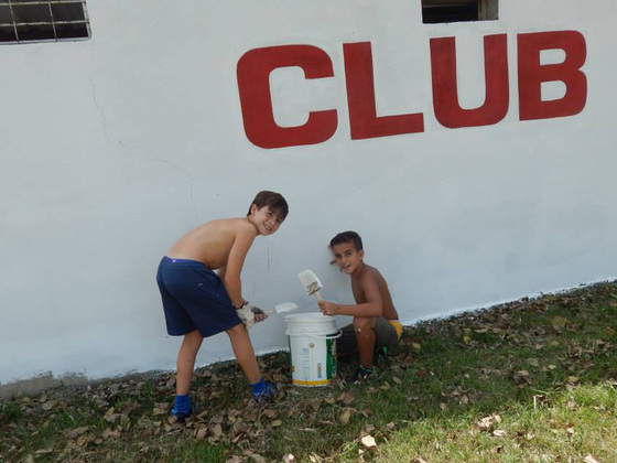Los chicos también quisieron participar, y lo hicieron, pincel en mano.