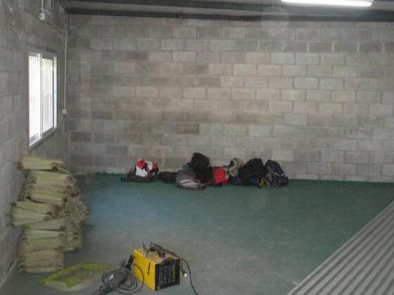 El gimnasio por dentro. Apiladas a un costado, las butacas de Central que se reubicarán en la tribuna verde.