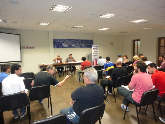 Los delegados siguieron atentos la designación de números para cada club participante.