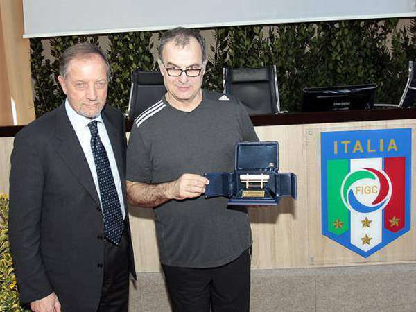 Una distinción sorpresiva para muchos, pues Bielsa nunca trabajó en Italia.