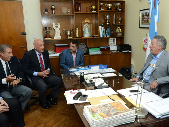 Mario Giammar&iacute;a, junto al Gobernador Antonio Bonfatti, durante la reuni&oacute;n en AFA.