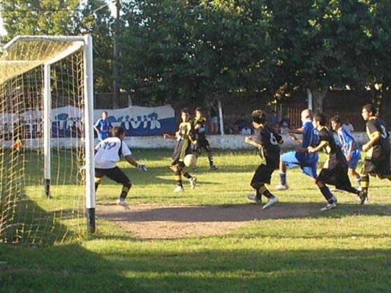 En esta jugada el pelado Limia estuvo cerca de empujarla. Gálvez ganó la zona y jugará los Octavos.