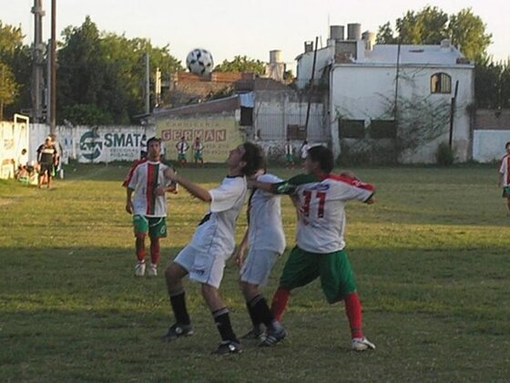 Matías Grande y Nico Salinas pelean un balón. El de Aguirre hizo un gol.
