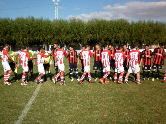 Rojinegros y rojiblancos enfrentados. Uni&oacute;n venci&oacute; 2 a 0 a Americana. Foto: Facebook CAUSI.