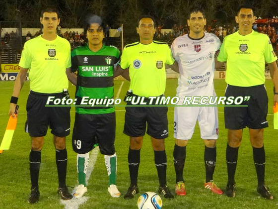 Bianchi, el primero desde la izquierda, fue acompa&ntilde;ado por sus colegas el d&iacute;a de su debut.