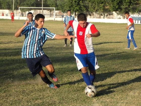 Agust&iacute;n Cuesta Aquino no pudo desequilibrar. Aqu&iacute; es encerrado por Miguel Sover&oacute;n.