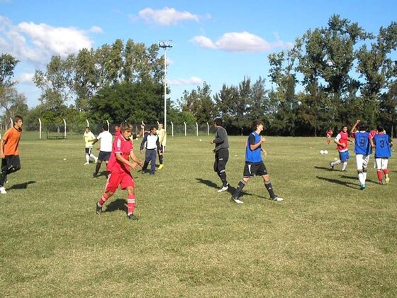 Para el calentamiento se repartieron pecheras y los jugadores se divirtieron con juegos recreativos.
