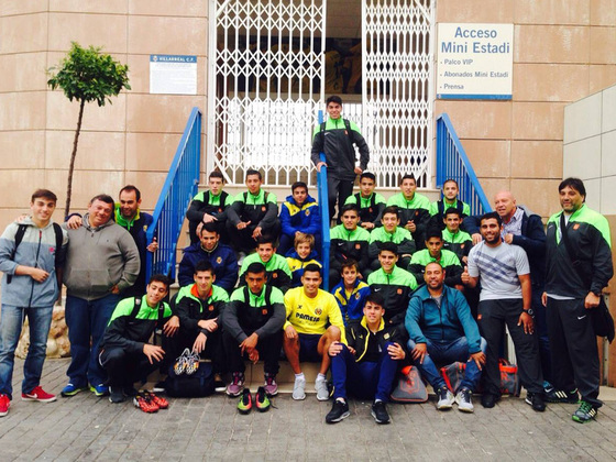 Los 20 futbolistas del plantel de Adiur, m&aacute;s los Coordinadores de la Delegaci&oacute;n, en Espa&ntilde;a.