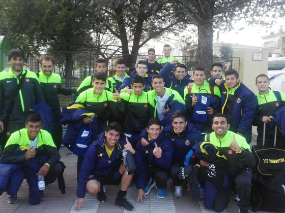 De paseo por la ciudad. Los chicos de Adiur excelentemente ataviados con sus camperas.