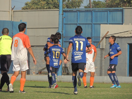Abrazo de gol. Todos van a buscar a Labria, que acababa de marcar el 1-0.