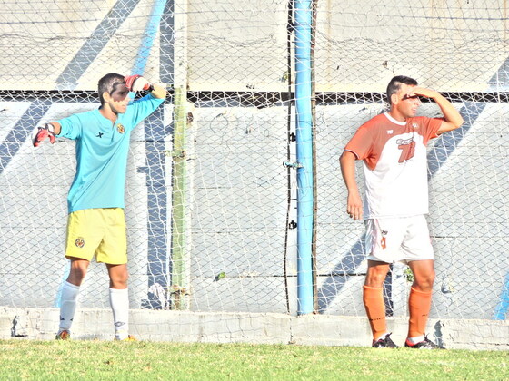 Sol en contra. Durante el primer tiempo, Lozano lo sufrió en cada balón desde la izquierda.