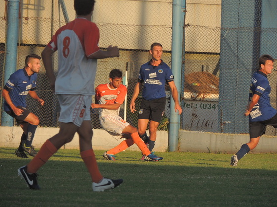Lazarte prueba desde afuera. El "9" fue el más peligroso de ADIUR y lo coronó con el gol.