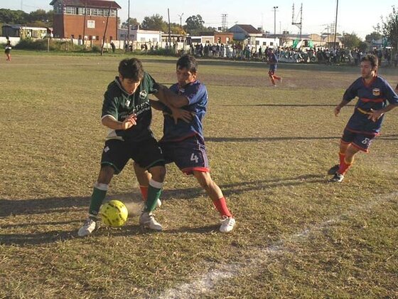 Placco y Mauro Fernández pelean por el balón en la mitad de la cancha. Ahí estaban 0 a 0.