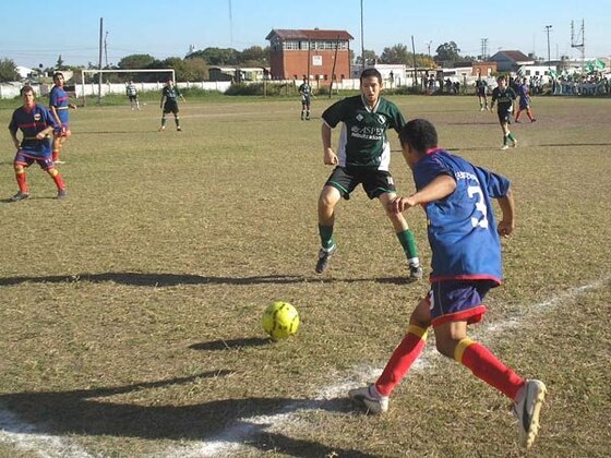Ezequiel Vázquez, un pibe de 18 años que anduvo bárbaro por el lateral izquierdo del Defe.