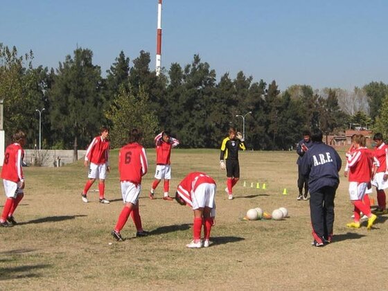 Una foto del calentamiento. A la izquierda, con la 8, Bustamante. Con botines amarillos Burdese.