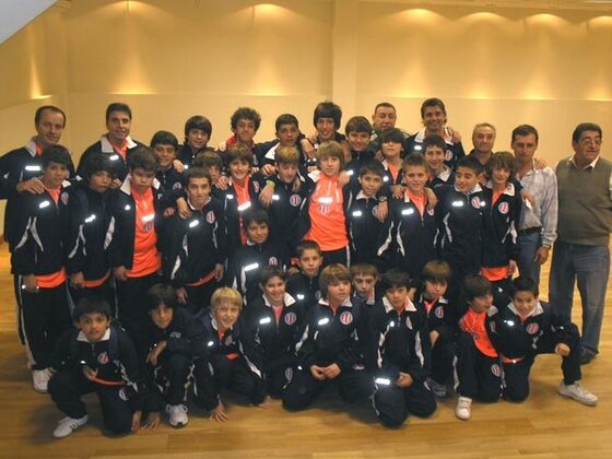 Los chicos Sub-11 y Sub-13 tuvieron el honor de ser los primeros en pisar el salón de actos que está casi listo.
