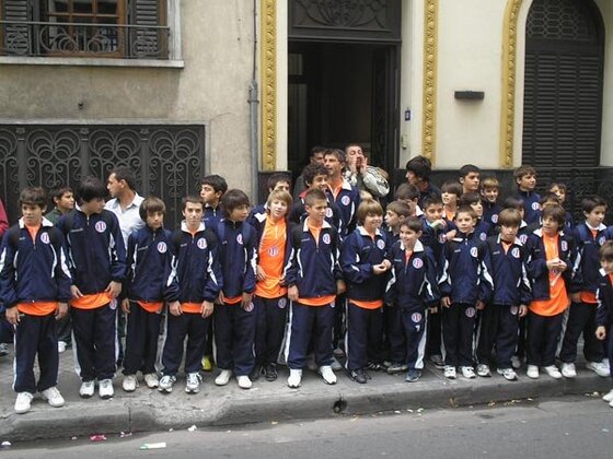La ansiedad previa a la llegada del micro se refleja en los rostros de los niños que no veían la hora de salir.