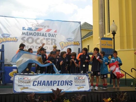 Los chicos Sub-11 arriba del escenario. La alegría y la emoción invadió a todos los compatriotas presentes.