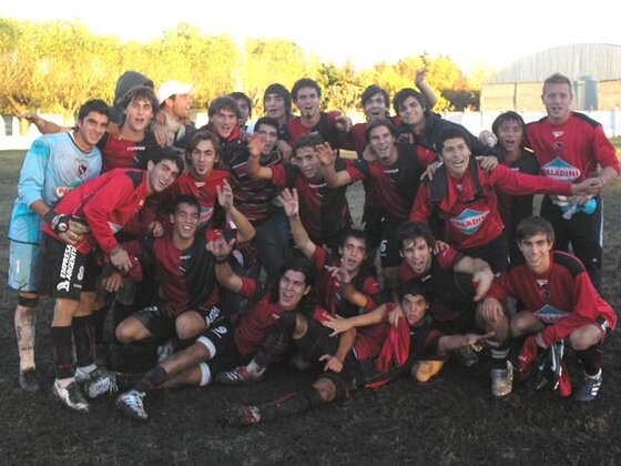 Después de los festejos en el barro y la vuelta olímpica, fue tiempo de la foto de rigor. Todos contentos.