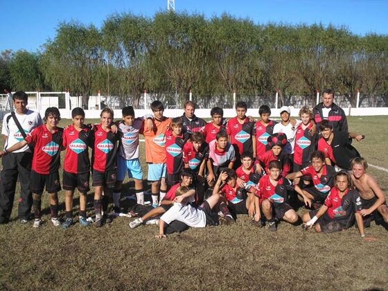 Los 23 jugadores de la 97 de Newell's posaron para Rosario Fútbol. En la final golearon a Central Córdoba.