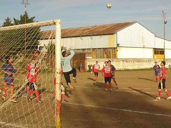 El arquero José Calitri va en busca de un balón aéreo pero saltó antes y dejó corto el puñetazo.