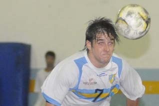 Imagen de CADA VEZ MAS LEJOS