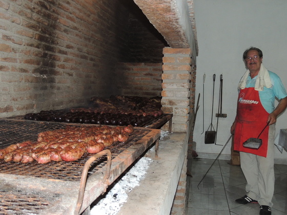 Un aplauso para el asador. La parrilla completa para recibir a unas 100 personas.