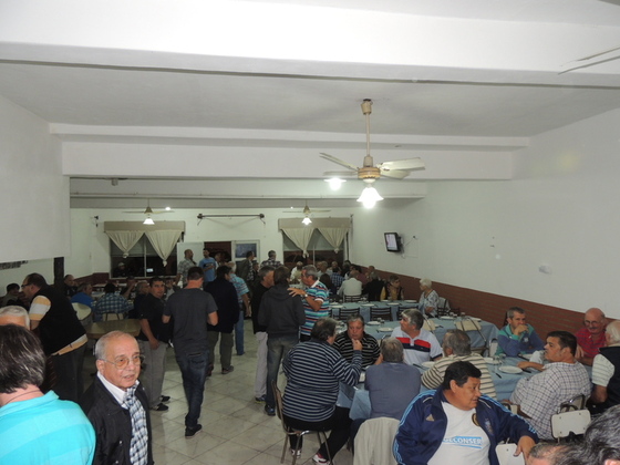 A sala llena. Con el paso de los minutos el comedor del Club Juventud Unida quedaría repleto.