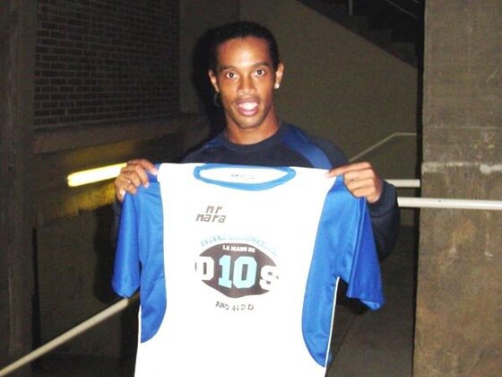 Hasta Ronaldinho posó con la camiseta de la Iglesia Maradoniana. Los conocen en cientos de países.