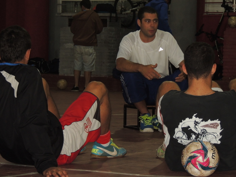 García en la charla previa al entrenamiento.