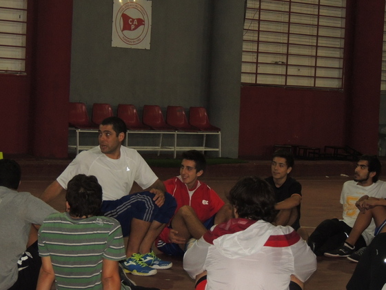 García charla con los jugadores de la reserva previo al inicio del entrenamiento.
