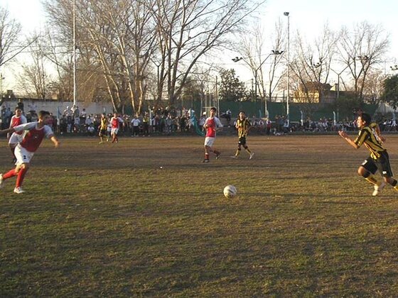 El clásico fue de hacha y tiza. Los espacios escasearon y nadie se animó a arriesgar en el fondo.