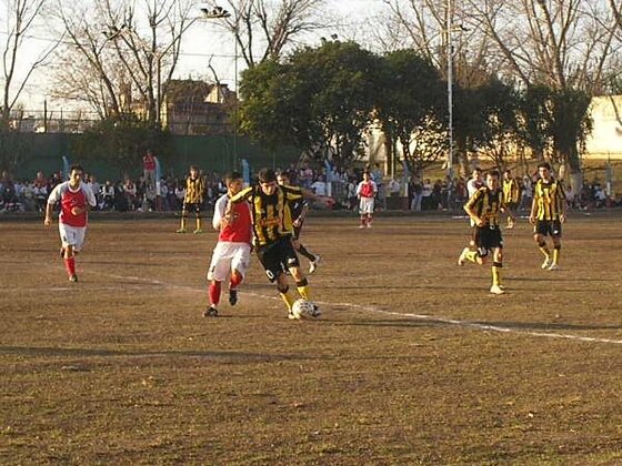 El Dani Gálvez encara. Él y Acosta fueron los que más intentaron jugar por el lado de Oriental.